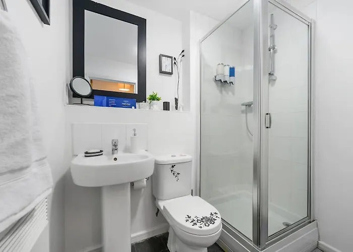 Cityfront Luxe Near Centre Facing Etihad & Coop Live, Free Parking Lejlighed *