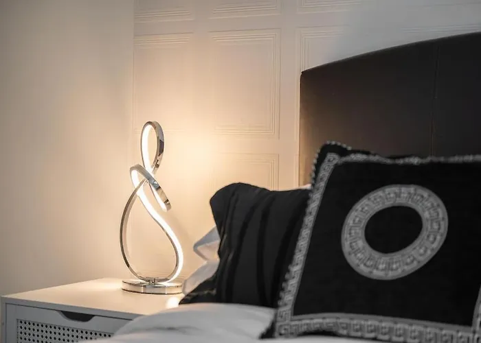 Lejlighed Cityfront Luxe Near Centre Facing Etihad & Coop Live, Free Parking *