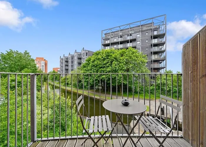 Cityfront Luxe Near Centre Facing Etihad & Coop Live, Free Parking *