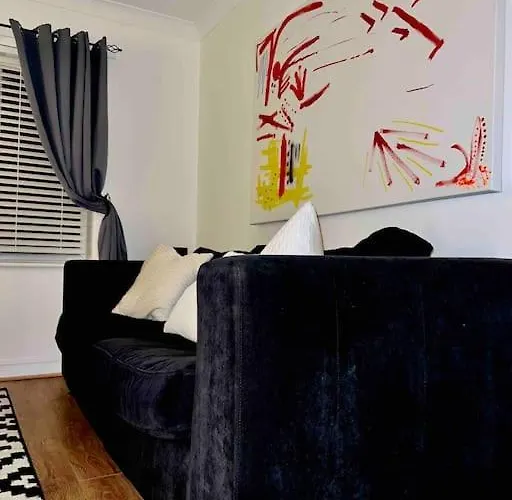 View Large 5br Town House Parking *