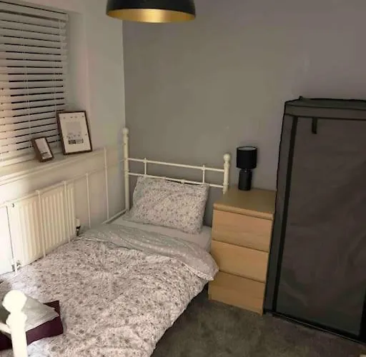 View Large 5br Town House Parking Manchester