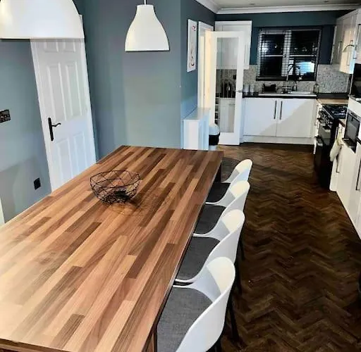 View Large 5br Town House Parking *