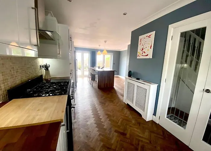 View Large 5br Town House Parking Manchester