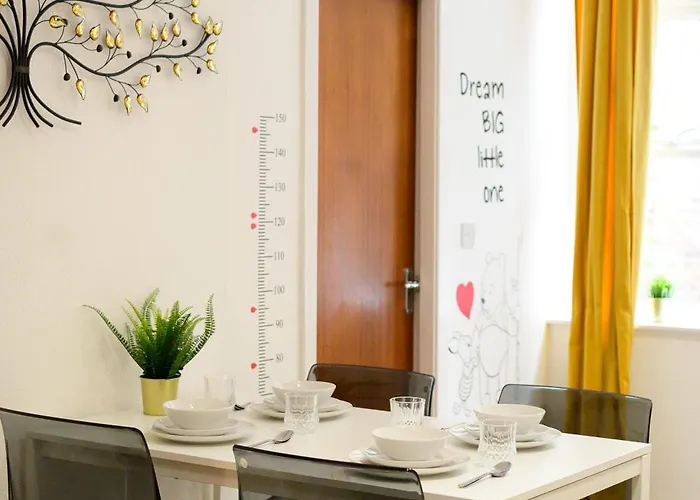 Autumn Breeze, 2br Apartment, Didsbury,