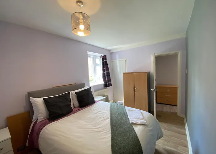 Apartmán Bright Three Bedroom With Free Parking And Wifi *