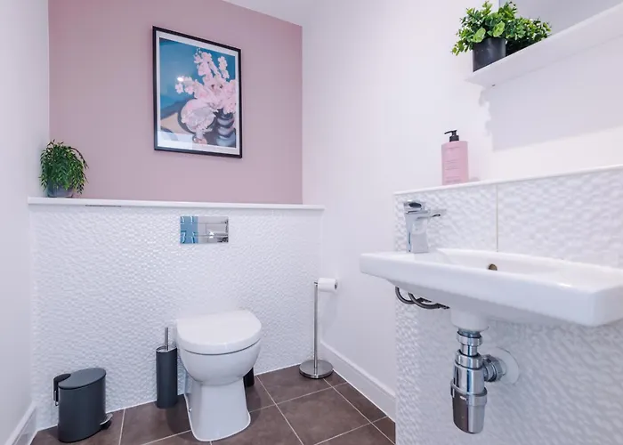 Stunning House In For Business & Leisure - Wi-fi & Parking By Purestay Serviced