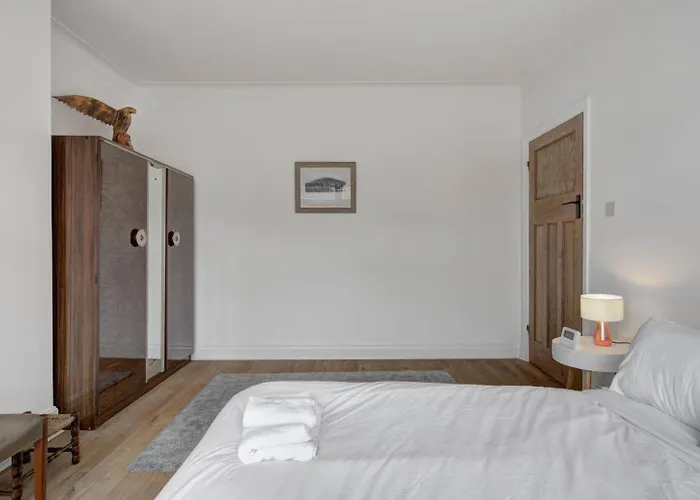 Stylish Family In Old Trafford, - Pass The Keys