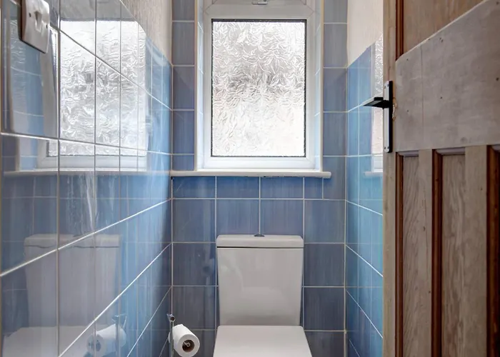 Stylish Family In Old Trafford, - Pass The Keys