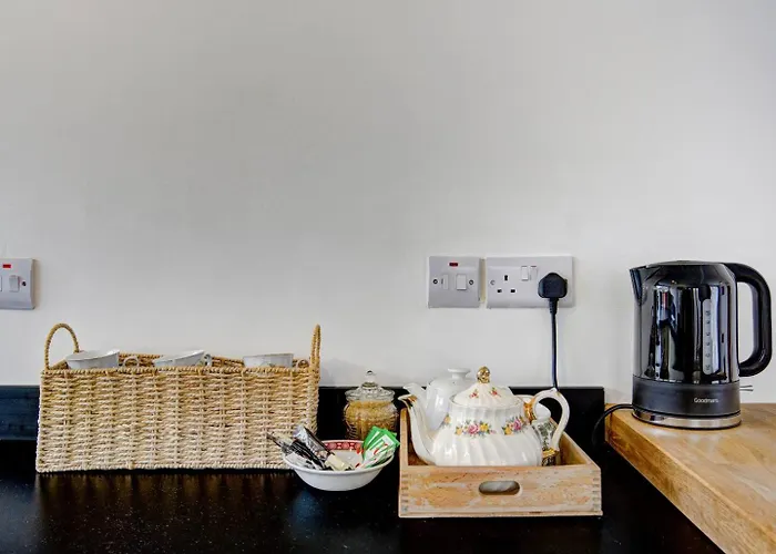 Stylish Family In Old Trafford, - Pass The Keys