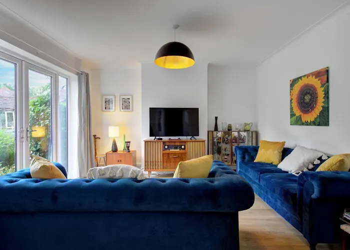 Stylish Family In Old Trafford, - Pass The Keys *