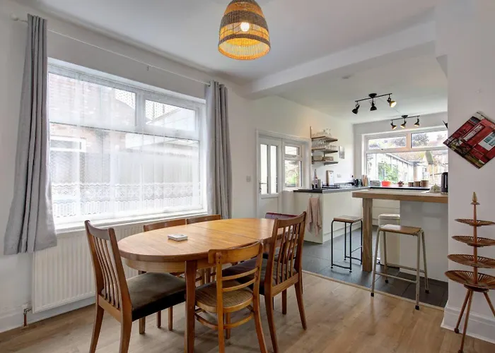 Stylish Family In Old Trafford, - Pass The Keys