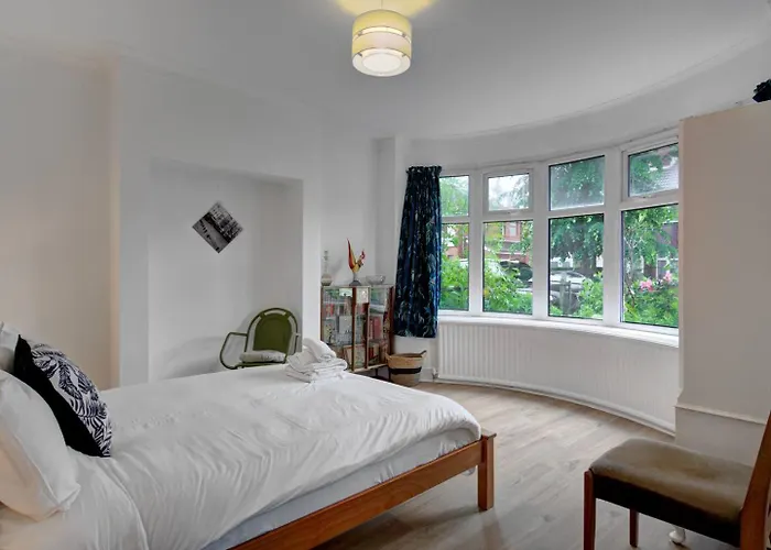 Stylish Family In Old Trafford, - Pass The Keys Feriehus *