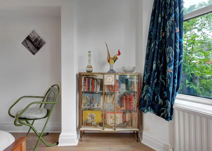 Stylish Family In Old Trafford, - Pass The Keys