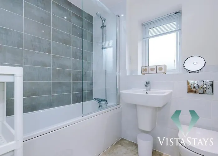 Сasa de vacaciones 3bdr House By Vista Short Lets & Serviced With Pool Table And Driveway Parking Mánchester