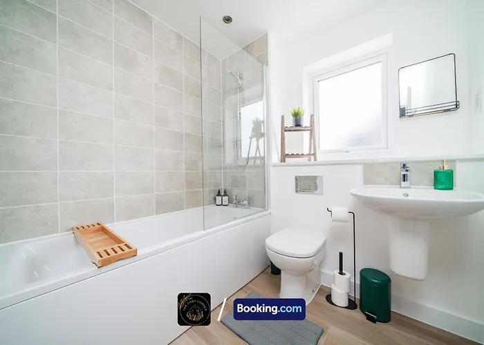 3-bed House L Free Parking L Wifi L Your Away From Hosted By The Cosy Corner Nationwide דירה