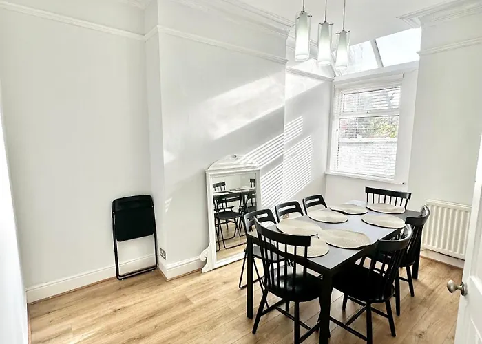 Victorian - 5 Bedroom House *