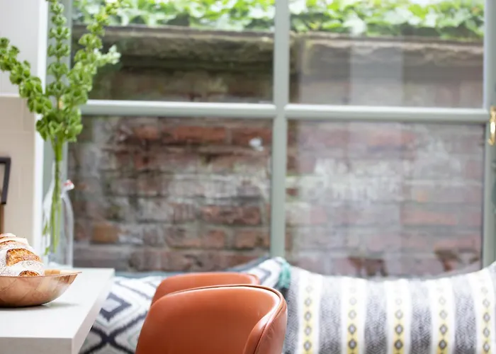 Lock Keepers - Detached House In The *