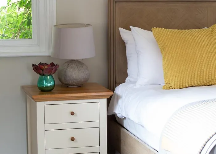 Lock Keepers - Detached House In The *