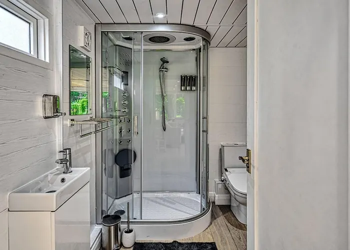 Garden In Hidden Oasis, - Pass The Keys 別荘 マンチェスター