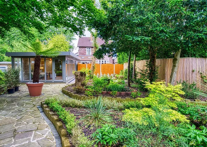 Garden In Hidden Oasis, - Pass The Keys Vakantiehuis Manchester