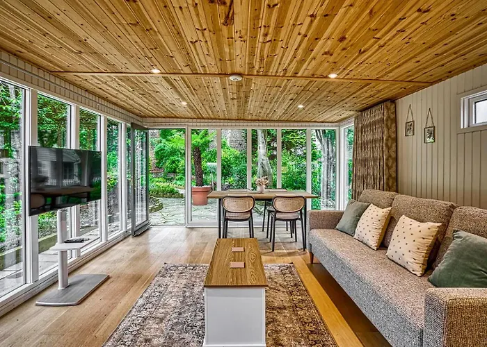 Garden In Hidden Oasis, - Pass The Keys マンチェスター