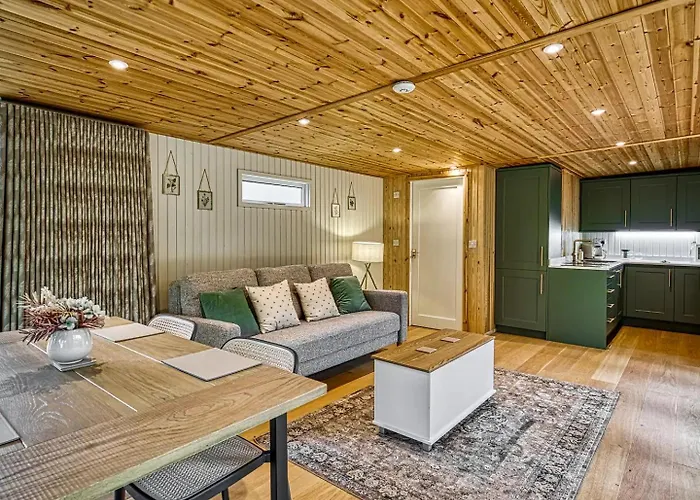 Garden In Hidden Oasis, - Pass The Keys Vakantiehuis Manchester