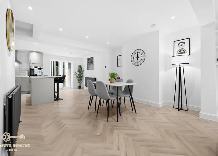 Entire Modern & Spacious 3bdr In Right Next To Coop Live & Ethiad Hébergement de vacances *