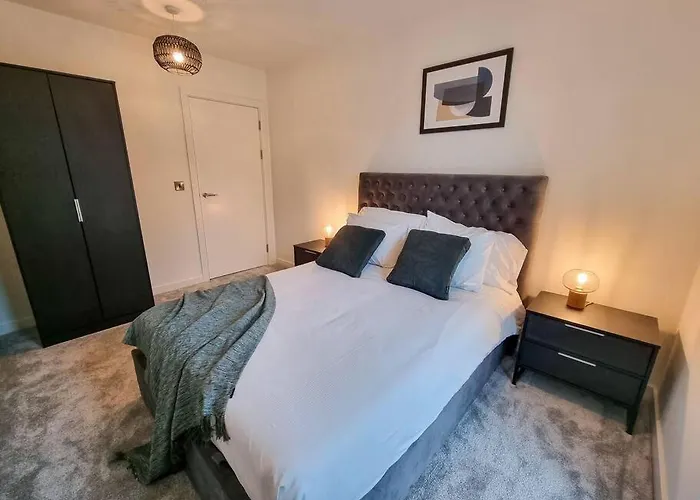 Stunning 4-bedroom Townhouse With Free Parking