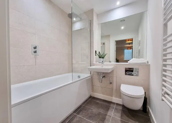 Stunning 4-bedroom Townhouse With Free Parking