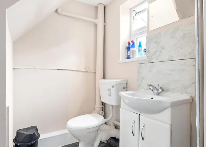 Private Retreat For 3 Near Centre *