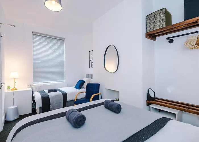 Modern 3-bed House In Manchester, Ideal For Long Stays, Free Parking, Centre - Sleeps Upto 8 People Casa de Férias Manchester