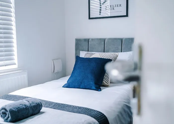 Casa de Férias Modern 3-bed House In Manchester, Ideal For Long Stays, Free Parking, Centre - Sleeps Upto 8 People Manchester