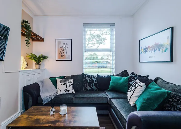 Modern 3-bed House In Manchester, Ideal For Long Stays, Free Parking, Centre - Sleeps Upto 8 People Manchester