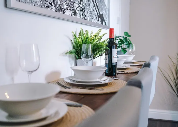 Casa de Férias Modern 3-bed House In Manchester, Ideal For Long Stays, Free Parking, Centre - Sleeps Upto 8 People