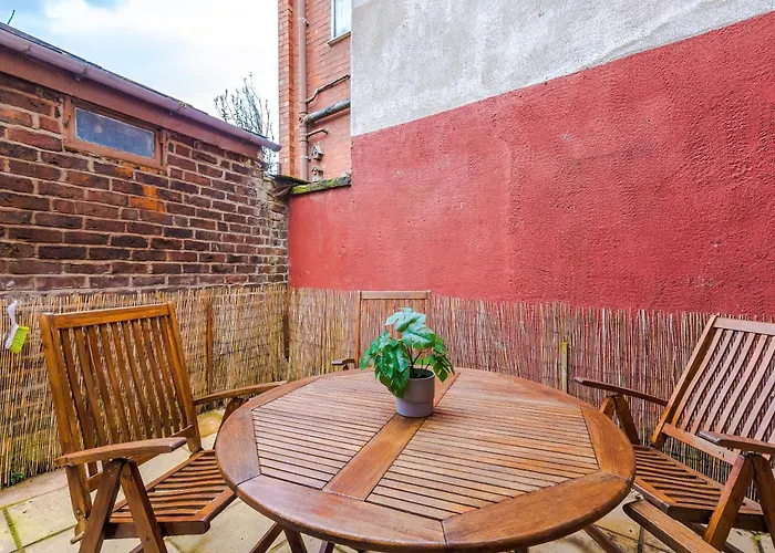 Modern 3-bed House In Manchester, Ideal For Long Stays, Free Parking, Centre - Sleeps Upto 8 People Casa de Férias