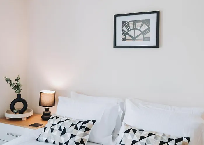 Ideal Near Old Trafford Apartment