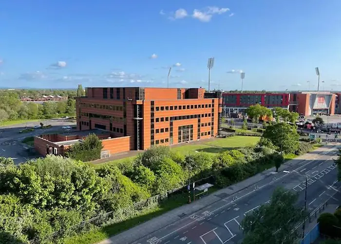 Old Trafford Penthouse Duplex - Steps From Mufc * 맨체스터