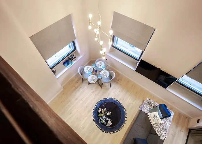 M1 Centre 3 Bed 3 Bath Luxe Penthouse