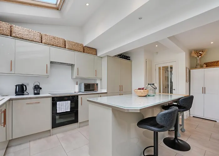 Feriehus Pass The Keys Picture Perfect Haven In Didsbury Village - Free Parking & Ev Station *