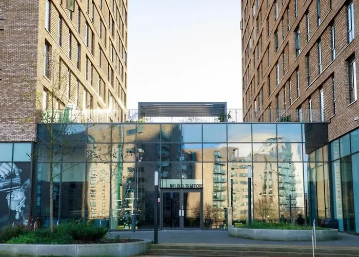 Modern Trafford 1br Apartment-free Parking-cinema *