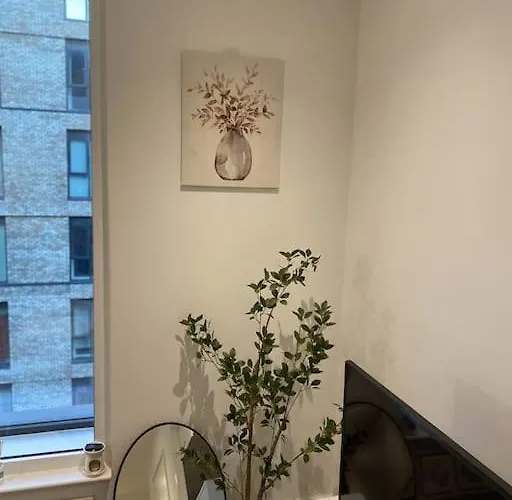 Modern Trafford 1br Apartment-free Parking-cinema *