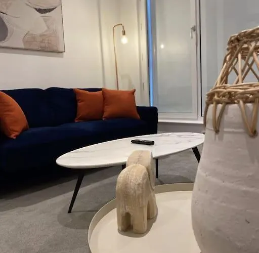 Modern Trafford 1br Apartment-free Parking-cinema Lejlighed