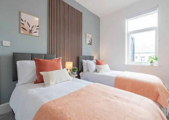 Modern Salford 3 Bedroom House, 3 Bathroom, Easy Access, Ideal For Contractors & Long - Nordstay *