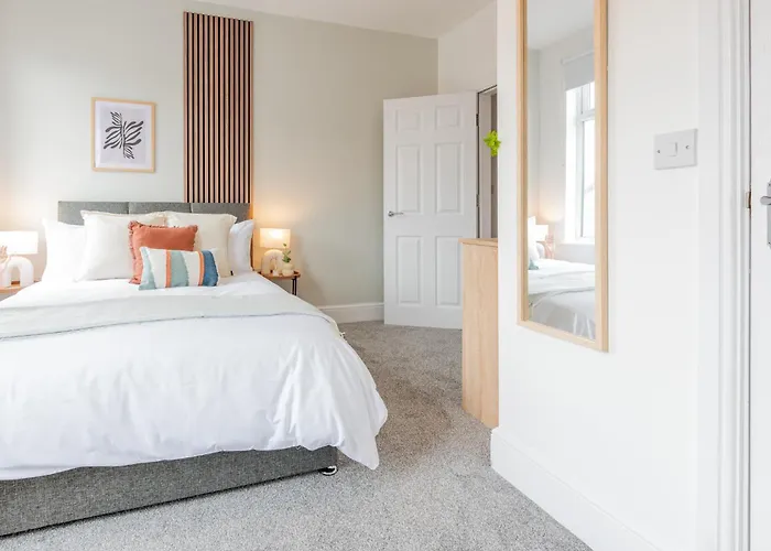 Modern Salford 3 Bedroom House, 3 Bathroom, Easy Access, Ideal For Contractors & Long - Nordstay Manchester