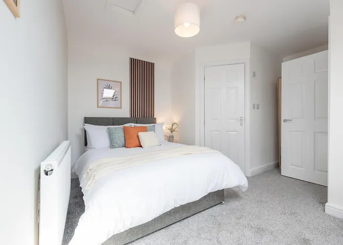 Modern Salford 3 Bedroom House, 3 Bathroom, Easy Access, Ideal For Contractors & Long - Nordstay