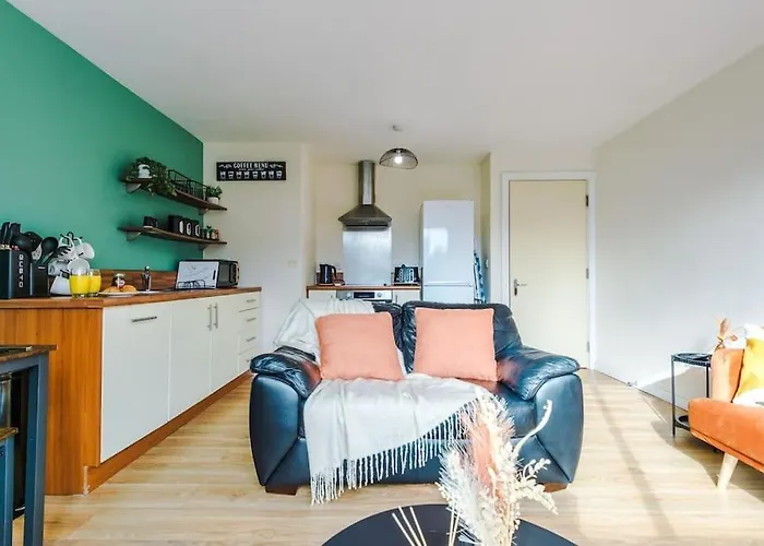 Modern 2br Near Centre - Free Parking Garage *