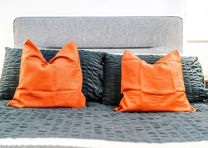 Incredible 3bed Townhouse, Rooftop Patio, Sleeps 6 *