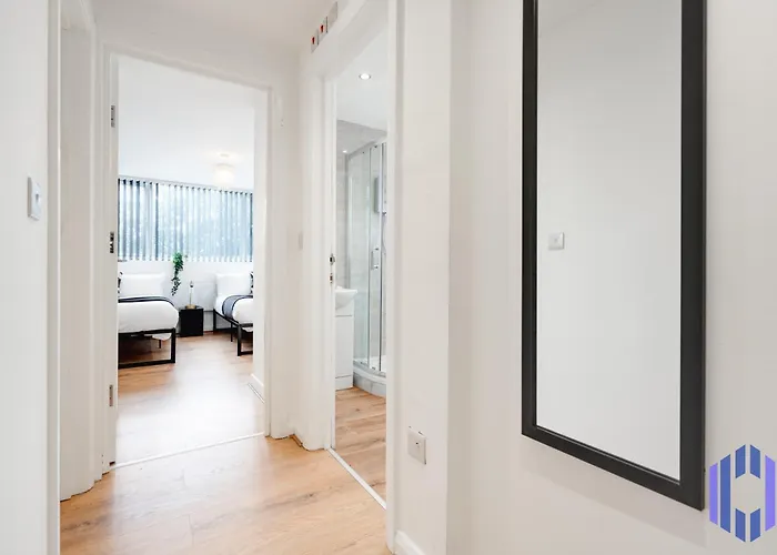 Sophisticated & Stylish Flat Near Airport - Sleeps 9 Apartamento