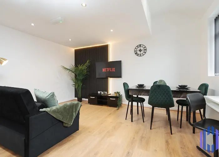 Sophisticated & Stylish Flat Near Airport - Sleeps 9 *