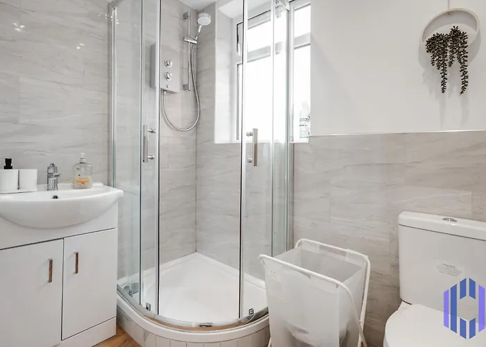 Apartamento Sophisticated & Stylish Flat Near Airport - Sleeps 9 *